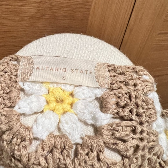 Altar'd State Women's Crochet Tabk Top Daisy Pettern Size Medium - Picture 5 of 7
